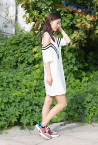 ��049�ڣ�¶������ȹ����ײɫ�ϵ�Ь�������ɫ������ 126P������Ƶ